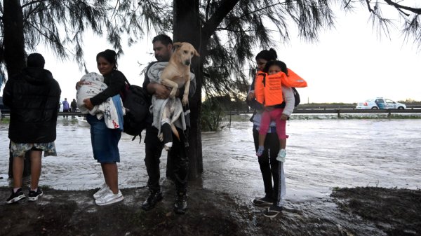 Dos muertos, tres desaparecidos y cientos de evacuados por temporal en Argentina