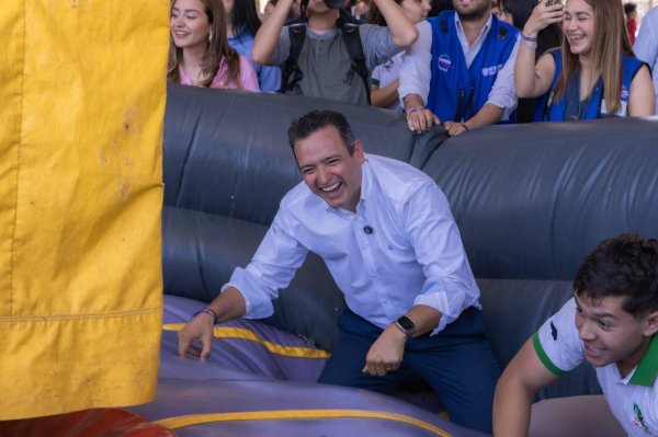 Asiste alcalde Bonilla a festejo por el Día del Estudiante en el CECyTECH