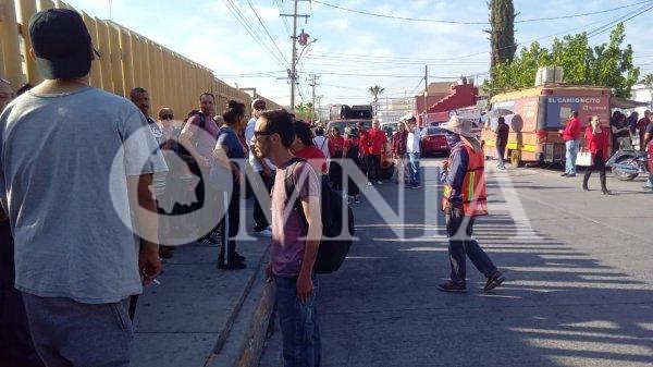 Cierran empleados instalaciones del SAT ante plantón de maestros