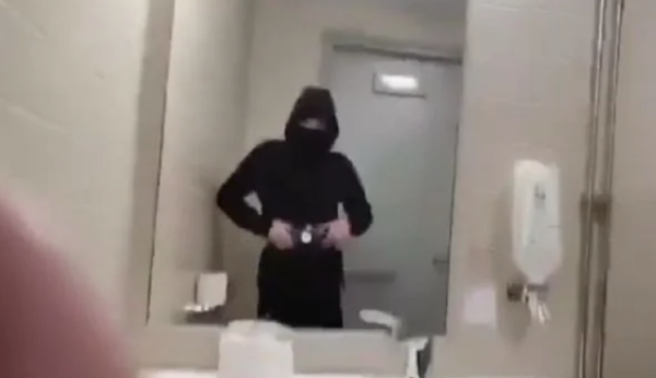 Joven encapuchado apuñaló a tres estudiantes y grabó en video su agresión