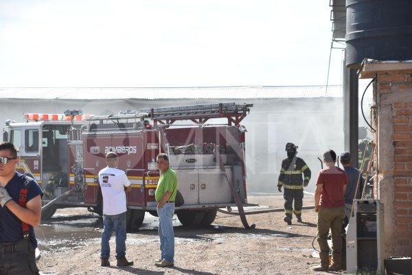Sofocan Bomberos incendio en taller y bodega en Valles de Chihuahua