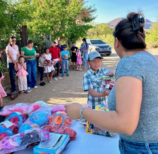 Lleva Carla Rivas juguetes y regalos a niños de Ciénega de Ortiz