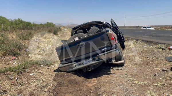 Lo trasladan a hospital tras volcar en la carretera a Juárez