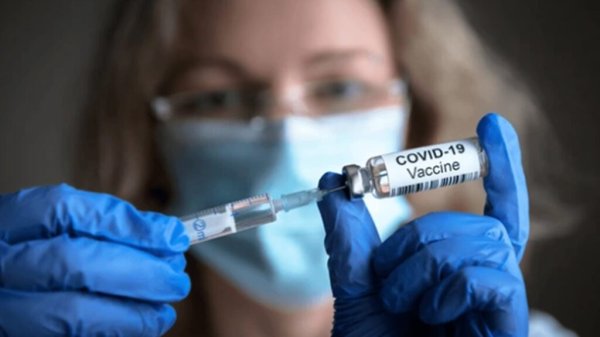 EU restringe vacunación Covid a mayores de 65 años y grupos de riesgo