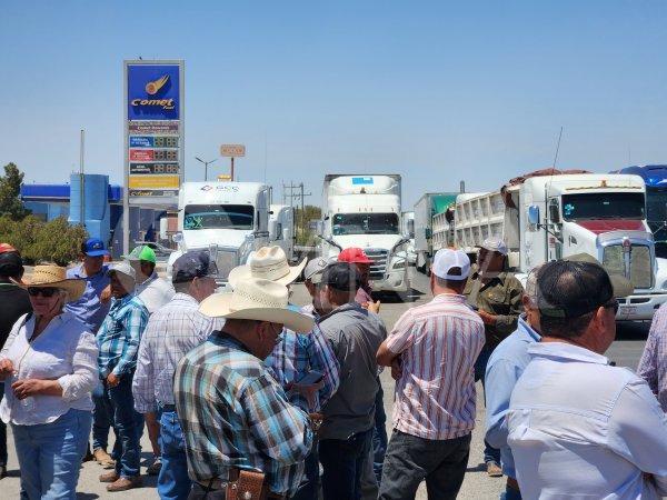 Ejidatarios y Productores Bloquean Carretera en Villa Ahumada por Detención y Cortes de Luz