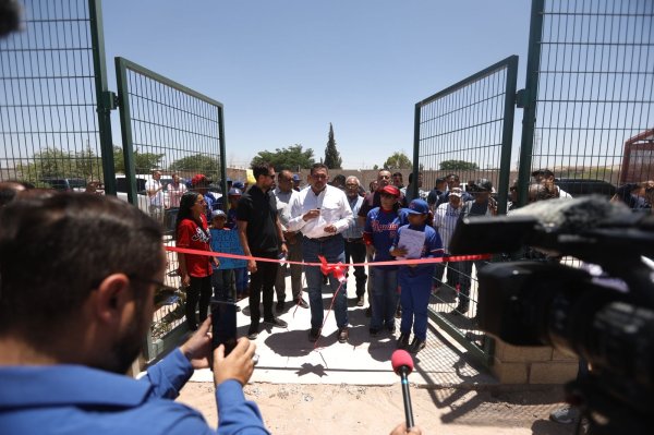 Entrega el Presidente Pérez Cuéllar rehabilitación del campo de beisbol infantil de San Isidro