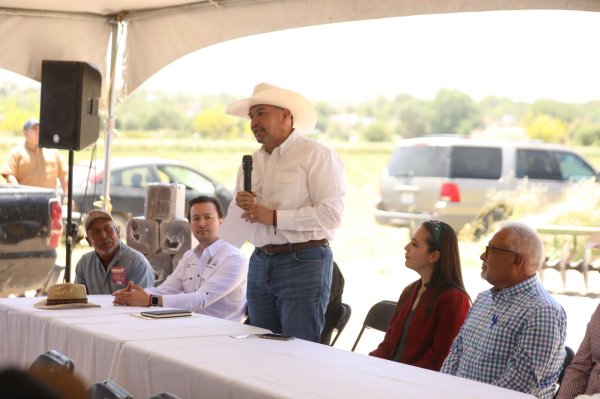 Entrega alcalde Cruz Pérez Cuéllar solución nutritiva a productores del Valle de Juárez