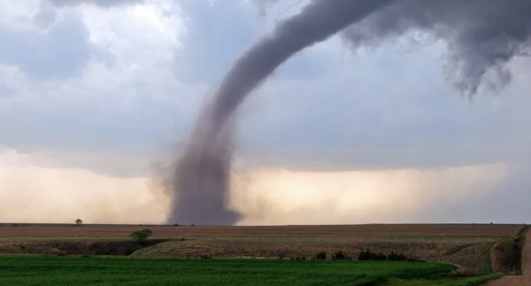 Así se vieron los tornados que mataron a 28 en EU