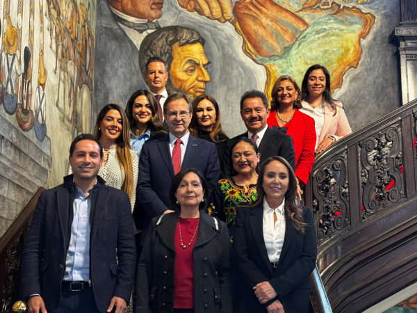 Senadores mexicanos visitan EU para dialogar sobre impuesto a remesas