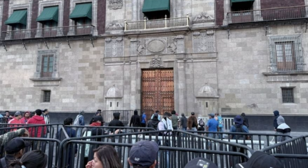 Maestros de la CNTE bloquean accesos a Palacio Nacional y retrasan conferencia de Claudia Sheinbaum