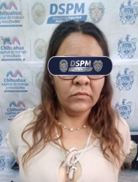 Realizaba la limpieza cuando fue sorprendida tirando una bolsa llena de posible dosis de cristal