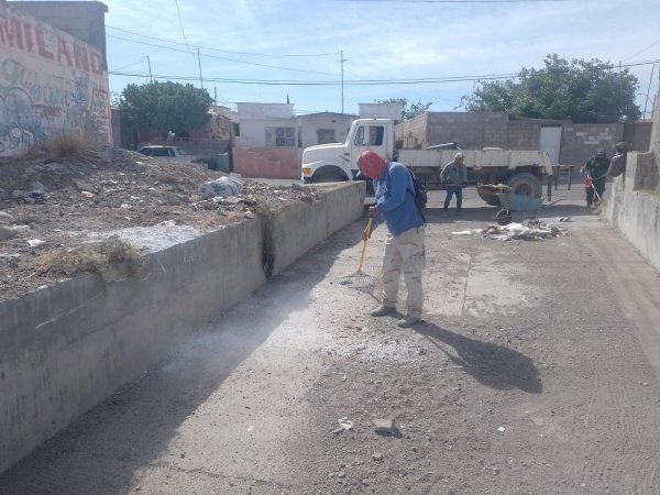 Servicios municipales de Camargo realiza trabajos de limpieza en arroyos y canales dentro de la ciudad