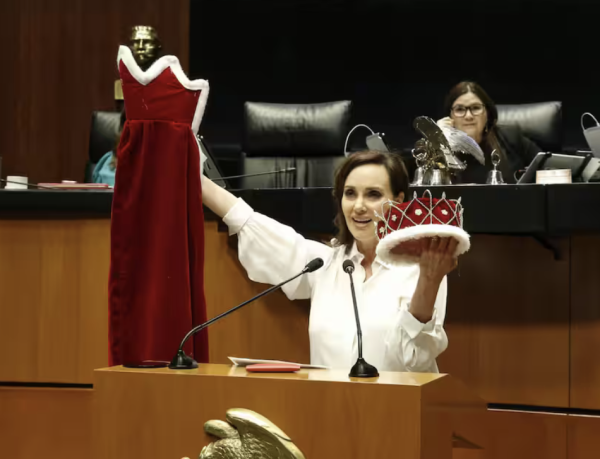Lilly Téllez regala corona y capa a Noroña: ‘Es el reyezuelo de los narcopolíticos’