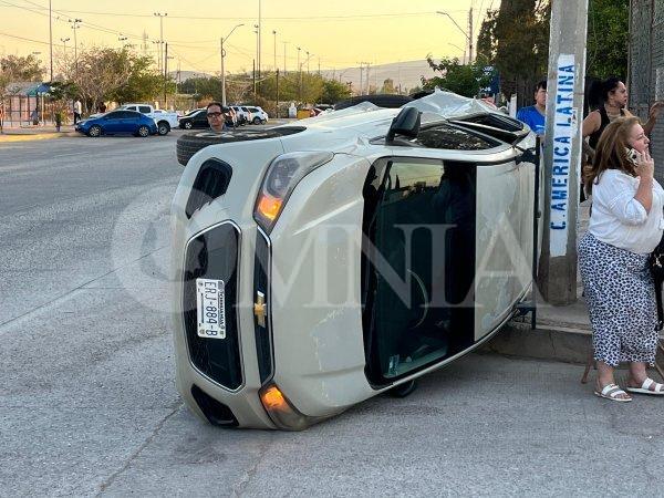Vuelca camioneta tras fuerte choque en la calle Maria Elena Hernández; hay dos lesionados