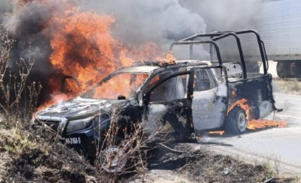 En Hidalgo, policía asegura camioneta, comando los intercepta para recuperarla y quema patrulla