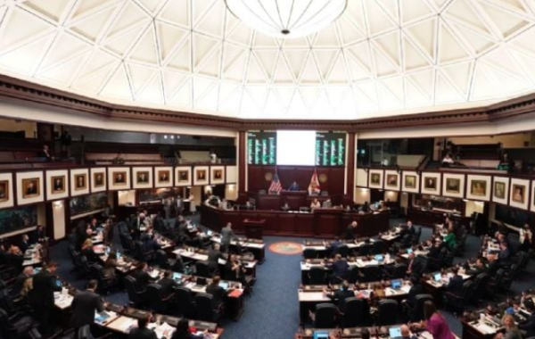 Cámara de Representantes de EU aprueba proyecto de gastos que incluye impuesto de 3.5% a remesas