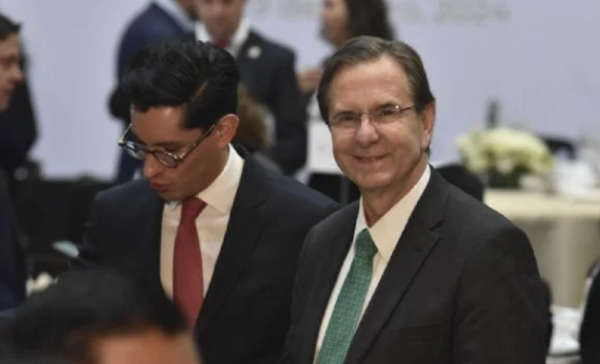 Esteban Moctezuma celebra que cámara baja de EU avaló impuesto de solo 3.5% a remesas