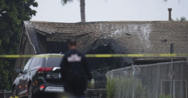 Avioneta se cae sobre vecindario de San Diego y provoca incendio en al menos 15 casas