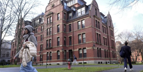 Trump prohíbe a Harvard matricular a estudiantes extranjeros; la medida entra en vigor de inmediato, afirma The New York Times