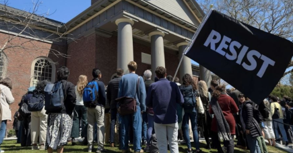 Juez federal prohíbe al gobierno de Trump revocar estatus legal de estudiantes extranjeros