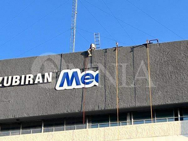 Trabajador resulta gravemente herido tras caída de letrero en Hospital General Dr. Salvador Zubirán Anchondo