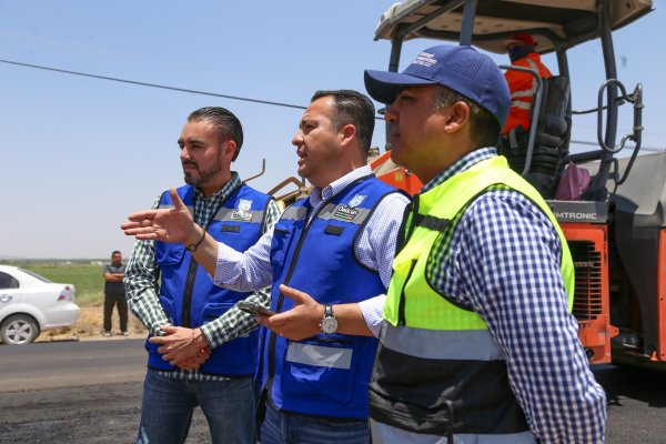 Supervisa Jesús Valenciano trabajos de pavimentación en carretera a la presa Las Vírgenes