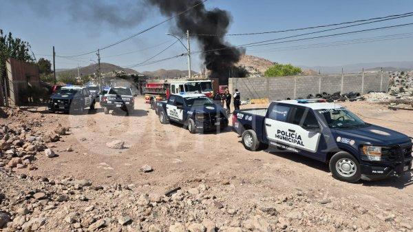 Fuerte incendio en yonke de Valle de la Madrid es controlado por bomberos