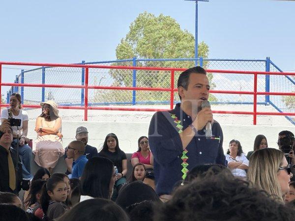 Encabeza Bonilla la entrega de la cancha de futbol rápido en la primaria 20 Aniversario