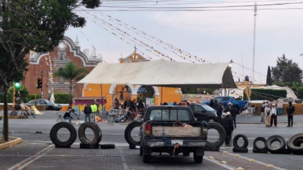Pueblos cholultecas bloquean carretera y demandan a gobierno que frene urbanización de sus tierras