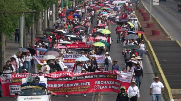 Maestros de la CNTE se manifiestan en inmediaciones del AICM; bloquean la Terminal 2 y policías despliegan operativo