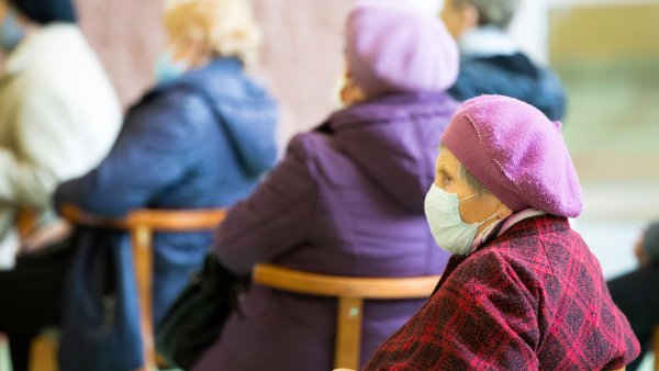 La muerte de 7,291 ancianos en Madrid lleva a dos 'alfiles' de la pandemia al banquillo