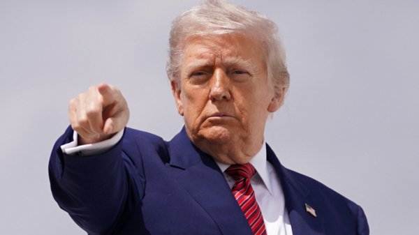 Trump firma decretos para potenciar la energía nuclear civil y aligerar regulaciones en Estados Unidos