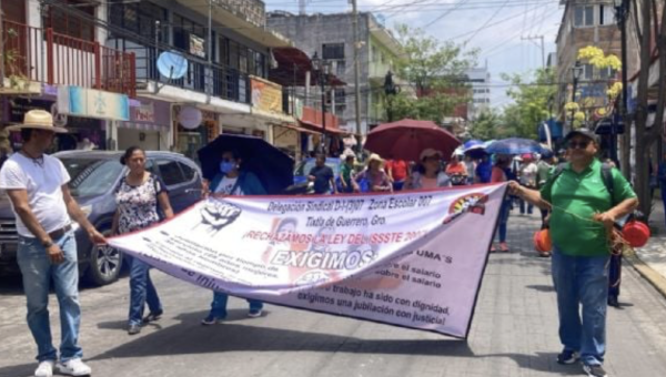 La CETEG colapsa el tráfico en Chilpancingo y bloquea la carretera Acapulco-Pinotepa Nacional