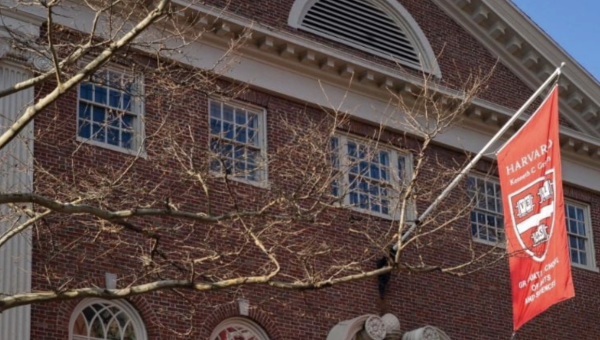 Jueza federal suspende temporalmente prohibición de Trump para matricular estudiantes extranjeros en Harvard