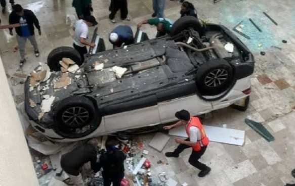 Un vehículo cae tres niveles al interior del centro comercial Plaza Lilas en la CDMX (video)