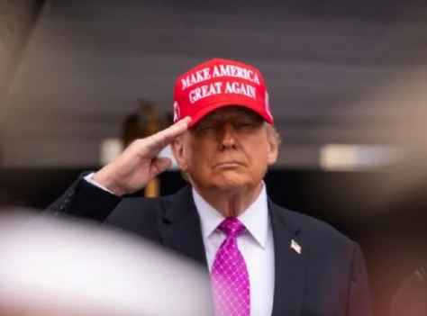 Trump arremete contra militares transgénero en discurso de graduación de West Point