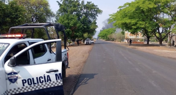 Bloqueos y ataques de hombres armados contra municipales de Tingüindín dejan dos policías muertos en Michoacán
