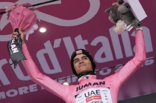 Isaac del Toro continúa como líder en Giro de Italia después de 14 etapas