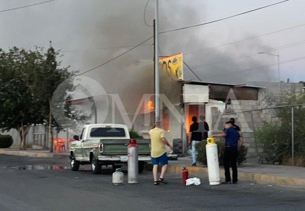 Incendio consume puesto de tacos en la calle 80