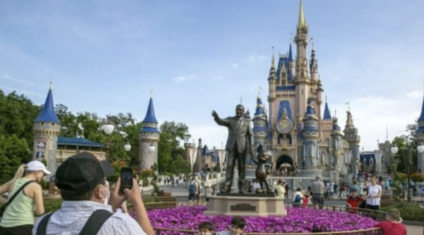 Disney suspende a trabajadores venezolanos tras perder estatus de protección