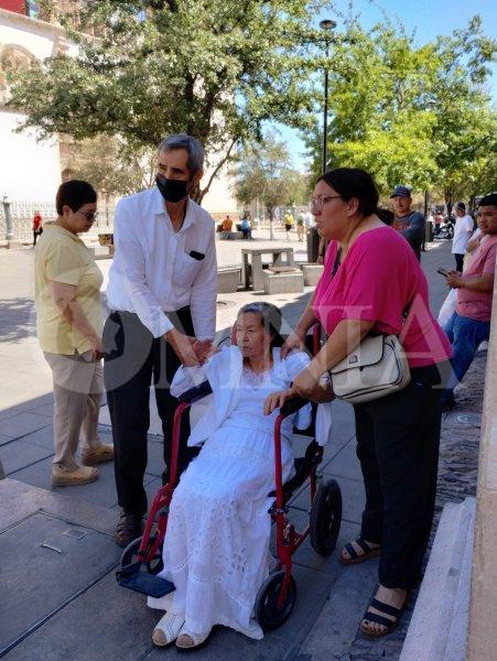 El 911 abandona y deja a su suerte a Coordinadora de Limosnas en la Catedral tras desmayarse