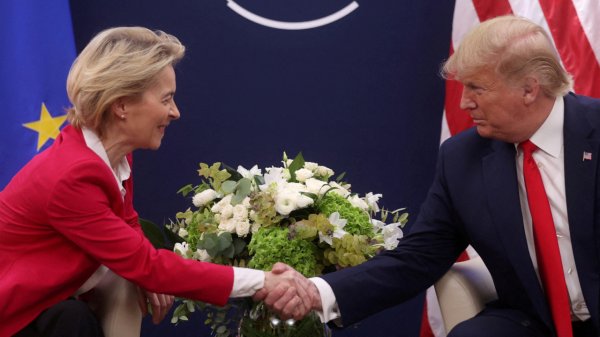 Trump y Von der Leyen acuerdan una prórroga en la pausa de aranceles a la UE