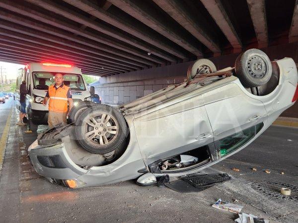 Vuelca vehículo en La Cantera; solo hubo lesionados leves