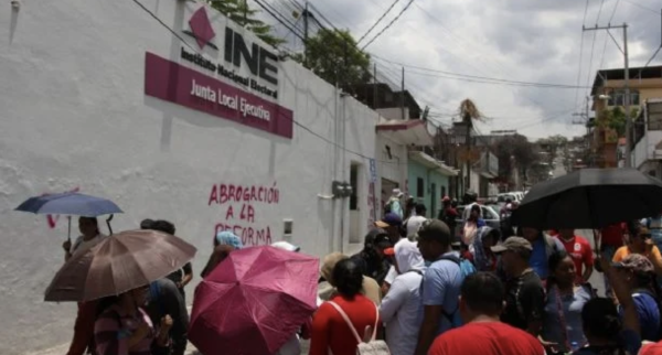 Maestros protestan en instalaciones del INE en Guerrero; exigen cancelar la Reforma del ISSSTE