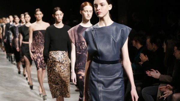 Industria de la moda de lujo de Italia lanza plan contra la explotación laboral