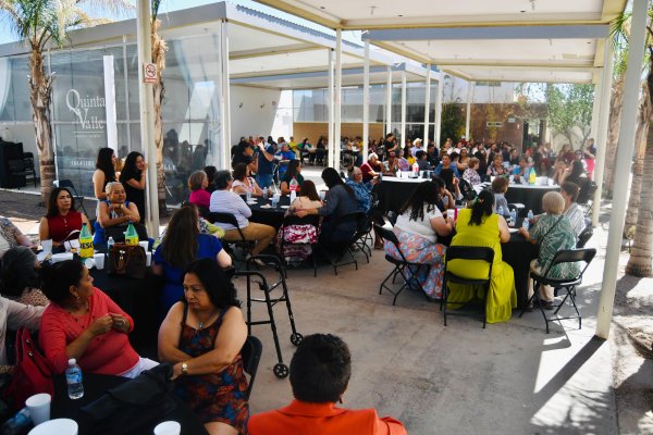 Encabeza La China Frías una mañana para consentir, apapachar y reconocer a las mamás del Distrito 12