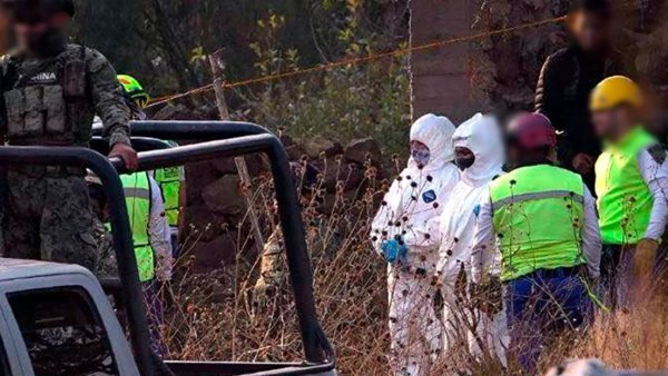 Hallan 17 cuerpos enterrados en una casa en Irapuato