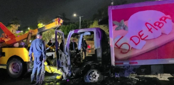 Purépechas incendian vehículos de transporte durante protestas contra Alfredo Bedolla en Morelia