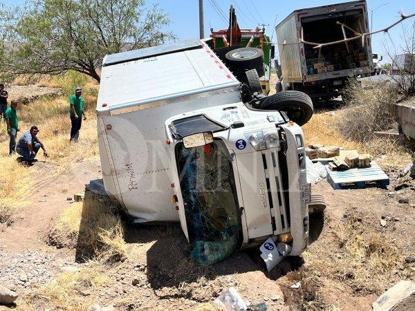 Volcadura de camión en Lombardo Toledano deja solo daños materiales