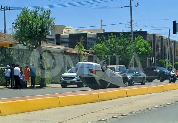 Choque volcadura en la  División del Norte provoca caos vial